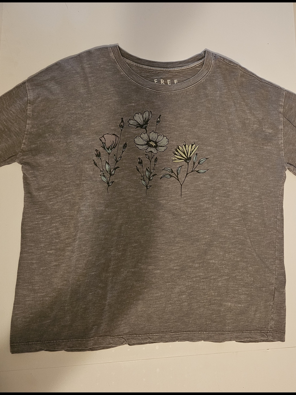 Aeropostale Gray Oversized Flower Short Sleeve Tee